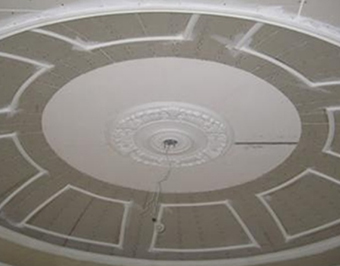 在鋪貼玻化磚和微晶石上墻時，必須用重型粘結劑鋪設